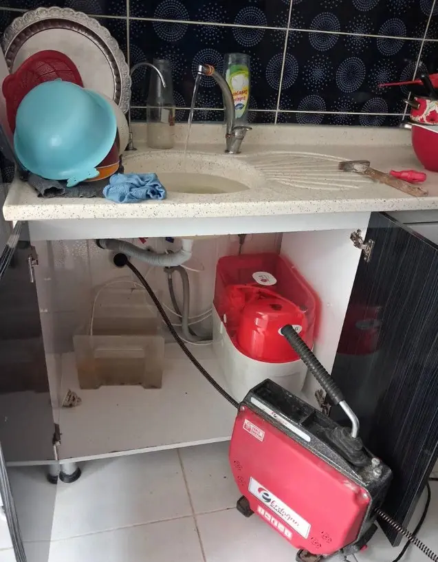 Mersin'de mutfak gideri tıkanıklığı açma çalışması — evye altına kurulan tesisat açma cihazı
